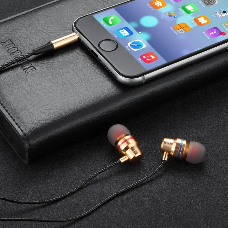Wholesale 1.2M Earphones Wired 3.5mm with Mic In-ear Stereo Headphone for iphone and Android